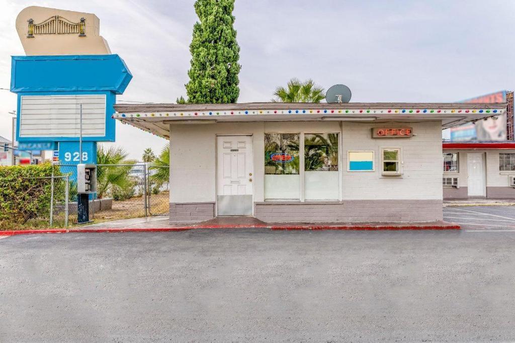 Oyo Gateway Motel Las Vegas North Strip/Fremont St. Area Exteriör bild