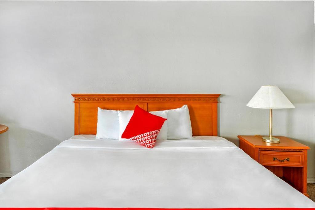 Oyo Gateway Motel Las Vegas North Strip/Fremont St. Area Exteriör bild