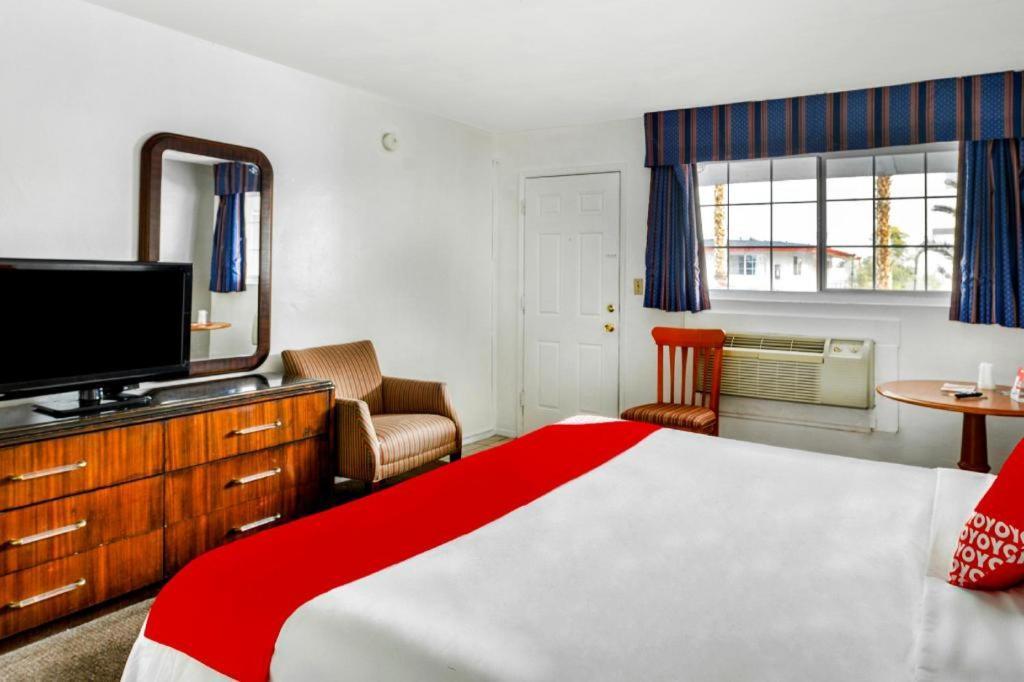 Oyo Gateway Motel Las Vegas North Strip/Fremont St. Area Exteriör bild