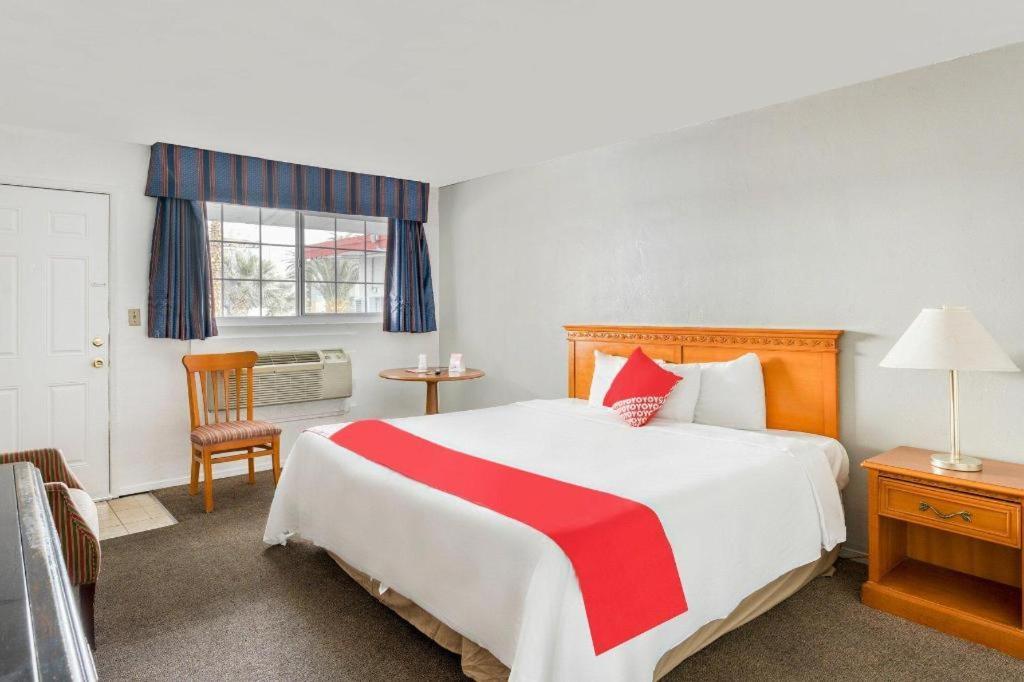 Oyo Gateway Motel Las Vegas North Strip/Fremont St. Area Exteriör bild