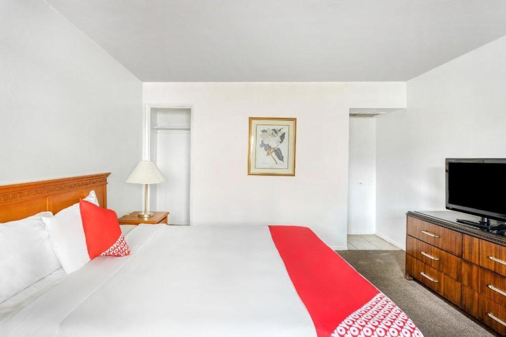 Oyo Gateway Motel Las Vegas North Strip/Fremont St. Area Exteriör bild