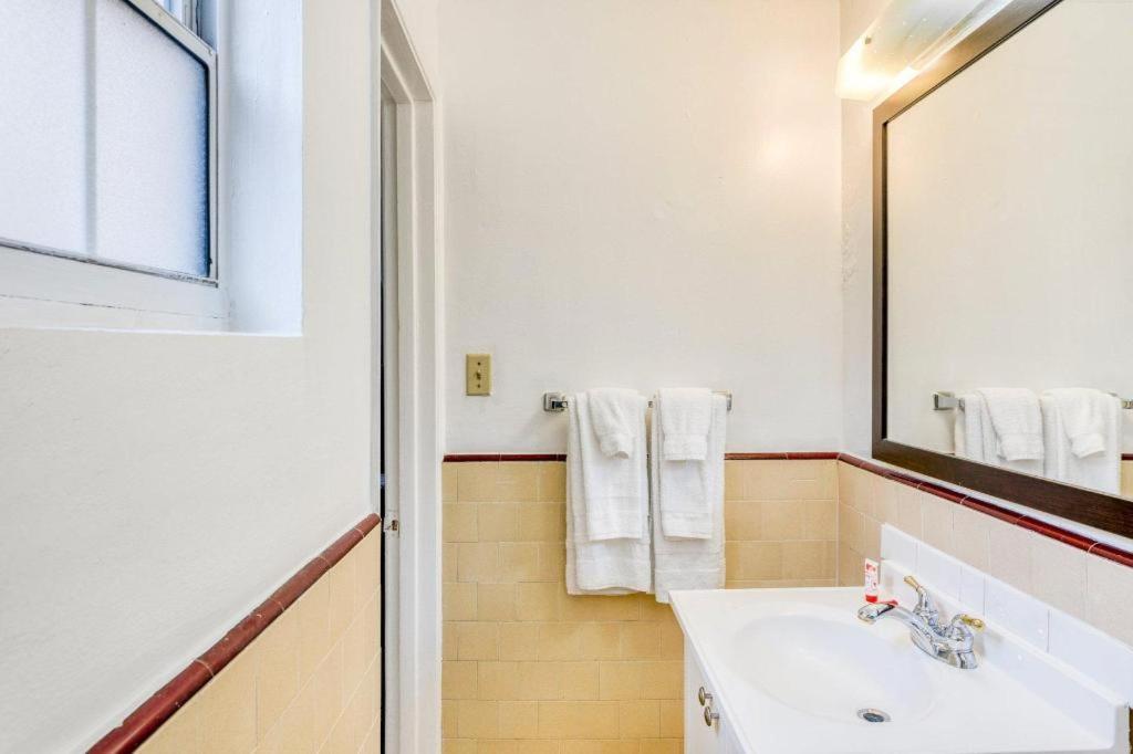 Oyo Gateway Motel Las Vegas North Strip/Fremont St. Area Exteriör bild